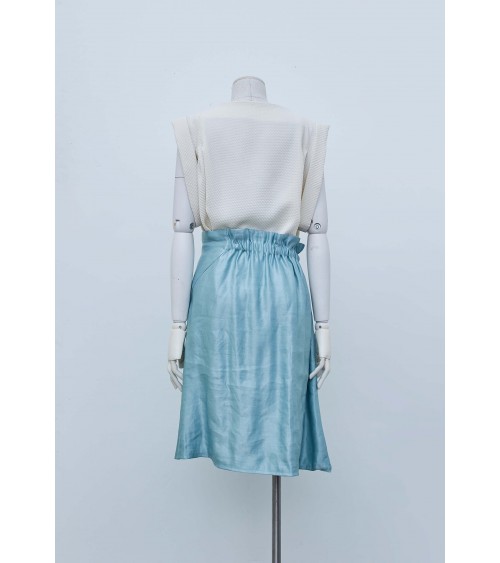 Panel skirt cut on the bias