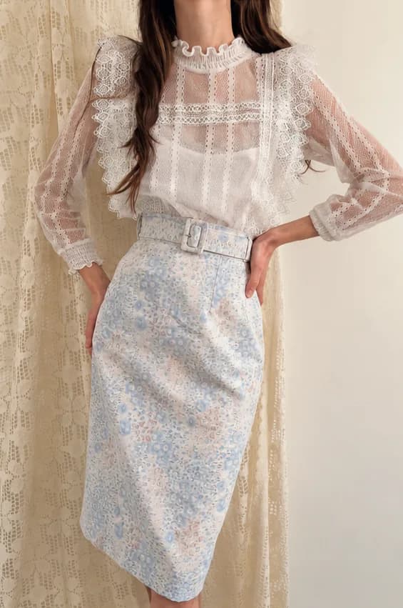 Light blouse and skirt, made by @melanistique
